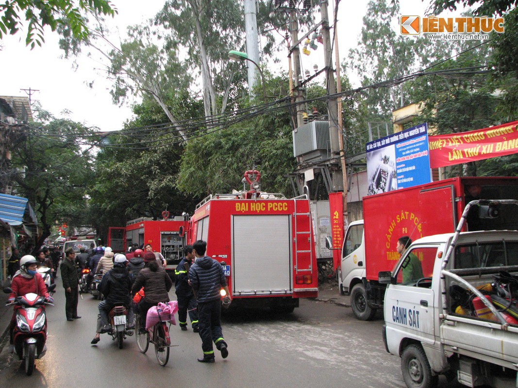 Ha Noi: Nha 3 tang chay lon tren pho Khuong Trung-Hinh-4